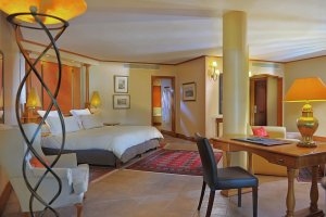 grosses schlafzimmer im beachcomber hotel royal palm luxus resort auf mauritius