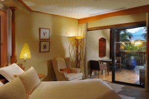 traumhaftes schlafzimmer mit terrasse im beachcomber hotel royal palm luxus resort auf mauritius