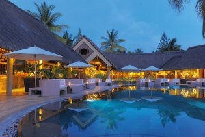romantischer pool bei nacht im beachcomber hotel royal palm luxus resort auf mauritius