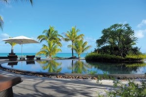 wunderschöner pool im beachcomber hotel royal palm auf mauritius
