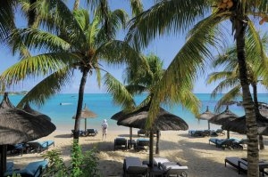 wunderschöner strand unter palmen im beachcomber hotel royal palm luxus resort auf mauritius