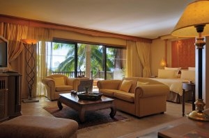 gemütliches wohnzimmer mit terrasse im beachcomber hotel royal palm luxus resort auf mauritius