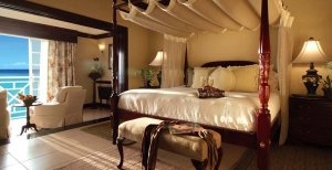 luxus schlafzimmer mit meerblick im sandals royal plantation ochos rios jamaika karibik