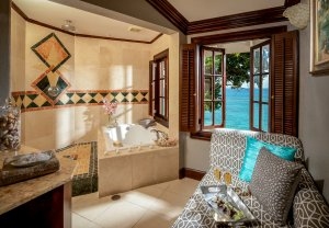 luxus badezimmer mit meerblick im sandals royal plantation ochos rios jamaika karibik