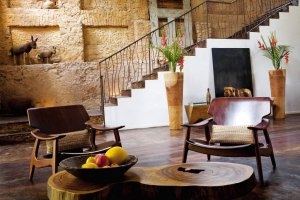 luxuriöse sitzecke im rustikalen stil im relais & chateaux santa teresa luxus hotel in rio de janeiro brazilien 