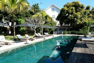 traumhafter pool unter palmen im relais & chateaux santa teresa luxus hotel in rio de janeiro brazilien 