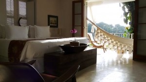 grosses bett und terrasse im relais & chateaux santa teresa luxus hotel in rio de janeiro brazilien 