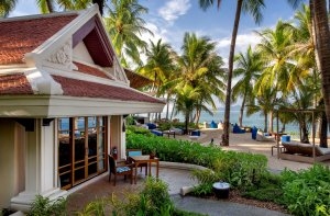 aussenansicht villa am sandstrand mit palmen vom modernen und luxuriösen designer hotel und resort santiburi auf koh samui in thailand asien
