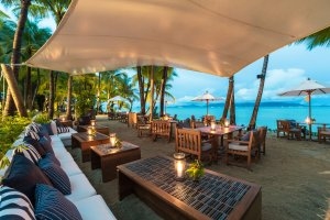 aussen restaurant unter einer schutz plane am strand mit meerblick im modernen und luxuriösen designer hotel und resort santiburi auf koh samui in thailand asien