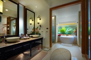 badezimmer edel mit runden waschbecken und extra bereich für badewanne mit glaswand im modernen und luxuriösen designer hotel und resort santiburi auf koh samui in thailand asien