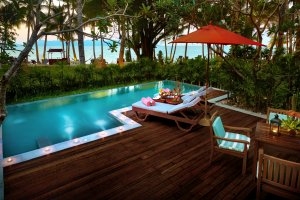 privater aussen pool beleuchtet und beheizt vor de villa am meer im modernen und luxuriösen designer hotel und resort santiburi auf koh samui in thailand asien