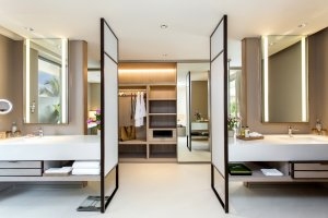 badezimmer miz zwei waschbecken vielen spiegeln und viel glas im modernen und luxuriösen designer hotel und resort santiburi auf koh samui in thailand asien