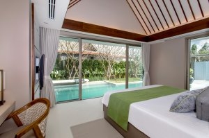 zimmer mit grosser terrassentür direkt davor der pool im modernen und luxuriösen designer hotel und resort santiburi auf koh samui in thailand asien