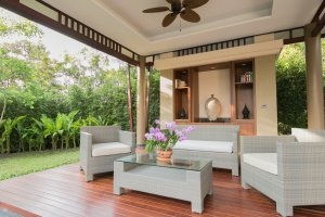 terasse mit sitzgelegenheiten aus holz im modernen und luxuriösen designer hotel und resort santiburi auf koh samui in thailand asien