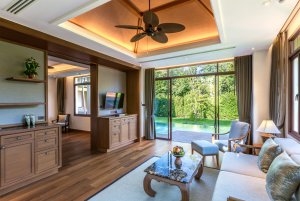 grosser wohnbereich in einer suite mit smart tv fernseher im modernen und luxuriösen designer hotel und resort santiburi auf koh samui in thailand asien