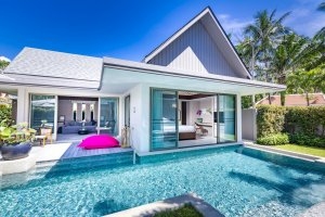 weisse villa mit ausgang direkt in den hell blauen kristall klaren pool aus der terrassentür im modernen und luxuriösen designer hotel und resort santiburi auf koh samui in thailand asien