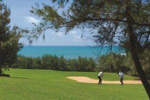 Golfanlage mit Blick auf das türkis blaue Meer im Luxushotel Sri Lanka Shangri-La’s Hambantota Golf Resort & Spa auf Sri Lanka buchbar bei Prestige Resorts Indischer Ozean