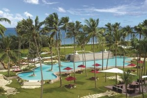 große Poolanlage umgeben von Palmen am Strand des Luxushotel Sri Lanka Shangri-La’s Hambantota Golf Resort & Spa auf Sri Lanka buchbar bei Prestige Resorts Indischer Ozean