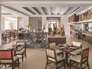 gemütliches Restaurant innen im Luxushotel Sri Lanka Shangri-La’s Hambantota Golf Resort & Spa auf Sri Lanka buchbar bei Prestige Resorts Indischer Ozean