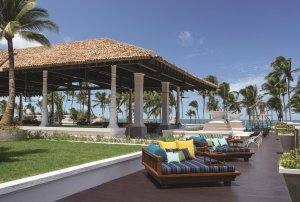 gemütliche Sonnenbetten am Strand des Luxushotel Sri Lanka Shangri-La’s Hambantota Golf Resort & Spa auf Sri Lanka buchbar bei Prestige Resorts Indischer Ozean