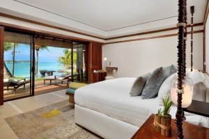 Schlafzimmer der Beach Villa mit Blick auf´s Meer im Shangri-La´s Le Touessrok Resort & Spa auf Mauritius