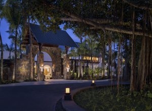 Abendstimmung am Hoteleingang des Shangri-La´s Le Touessrok Resort & Spa auf Mauritius