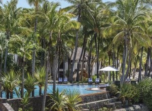 Poolanlage unter Palmen im Shangri-La´s Le Touessrok Resort & Spa auf Mauritius 