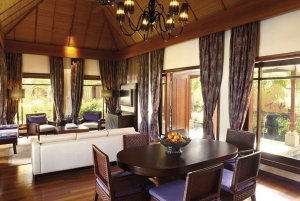 wunderschönes Wohn-und Esszimmer einer villa im shanti maurice - a nira resort auf Mauritius