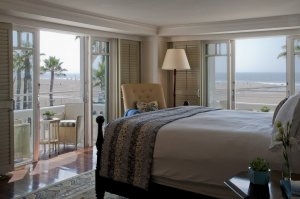 wunderschönes schlafzimmer mit meerblick und balkon im luxushotel shutters on the beach santa monica kalifornien usa