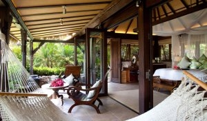 idyllische terrasse mit hängematte auf der richard bransons necker island in der karibik british virgin islands 