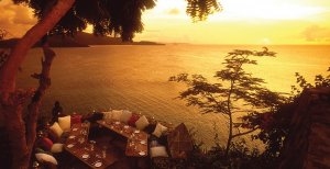 romantisches abendessen auf der terrasse auf der richard bransons necker island in der karibik british virgin islands 