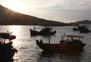 idyllische Fischer Boote nahe des Six Senses Resort Con Dao, Vietnam