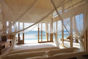 exklusives Schlafzimmer einer Ocean Front 3 Bedroom Pool Villa im Six Senses Resort Con Dao, Vietnam