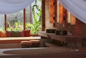 entspannen im Badezimmer einer Ocen Front Pool Villa des Six Senses Resort Con Dao, Vietnam