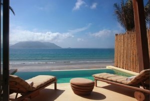 genießen sie die Aussicht auf ihrer Terrasse einer Ocean Front Duplex Pool Villa im Six Senses Resort Con Dao, Vietnam