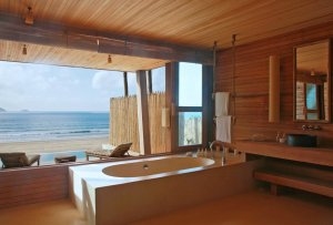 ausspannen im luxuriösen Badezimmer einer Ocean Front Duplex Pool Villa im Six Senses Resort Con Dao, Vietnam
