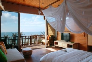Schlafzimmer einer Ocean Front Duplex Pool Villa im Six Senses Resort Con Dao, Vietnam