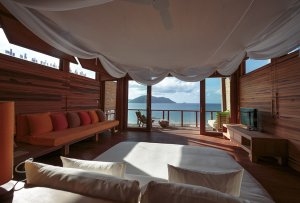 entspannen sie sich im Schlafzimmer einer Ocean View 4 Bedroom Pool Villa des Six Senses Resort Con Dao, Vietnam