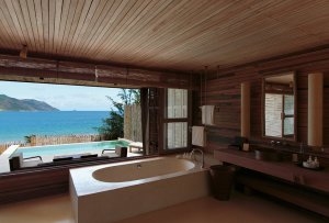 genießen sie ein bad im luxuriösen Badezimmer einer Ocean View Pool Villa des Six Senses Resort Con Dao, Vietnam