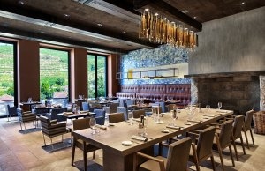 großes und gemütliches nobles Restaurant in ihrem Luxusurlaub im Herrenhaus Portugal Six Senses Douro Valley Portugal