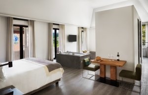 Schlafraum und Wohnraum in der Courtyard Suite im Luxusurlaub im Herrenhaus Portugal Six Senses Douro Valley Portugal