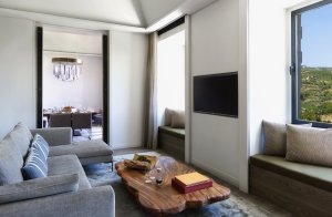 Wohnbereich mit herrlichem Ausblick nach draußen durch die großen Fenster für einen perfekten Luxusurlaub im Herrenhaus Portugal Six Senses Douro Valley Portugal