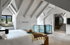 großes und modernes Schlafzimmer der quinta Duplex Suite für einen Luxusurlaub im Herrenhaus Portugal Six Senses Douro Valley Portugal
