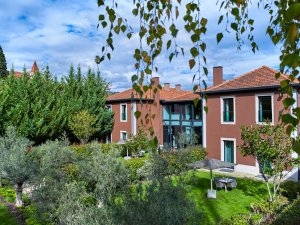 Blick von außen auf die shared garden Apartements für einen absoluten Luxusurlaub im Herrenhaus Portugal Six Senses Douro Valley Portugal