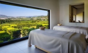 Anwendungen im Six Senses Spa mit herrlichem Ausblick in den Garten durch die großen Fenster in ihrem Luxusurlaub im Herrenhaus Portugal Six Senses Douro Valley Portugal