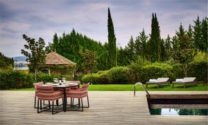 Terrasse der Vineyard Pool Villa mit privatem Pool und herrlicher Gartenanlage für ihren Luxusurlaub im Herrenhaus Portugal Six Senses Douro Valley Portugal