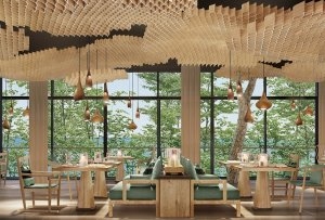 restaurant mit holztischen und holz bänken und stühlen im gleichen hellen holz farbton mit eleganten designer lampen darüber und an der decke grosse bienen waben förmige holzabdeckungen als dekoration die wand besteht aus glas mit blick auf baumkronen und