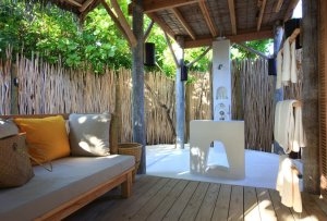 Badezimmer einer Ocean Beach Villa im Six Senses Laamu Resort, Laamu Atoll, Malediven