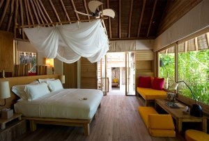 geräumiges Schlafzimmer einer Ocean beach Villa im Six Senses Laamu Resort, Laamu Atoll, Malediven