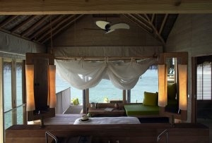 herrlicher Blick auf das Meer vom Schlafzimmer einer Ocean Water Villa im Six Senses Laamu Resort, Laamu Atoll, Malediven